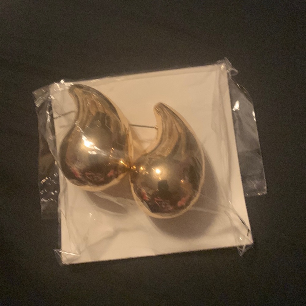 Extra large Bottega  drops in a budget